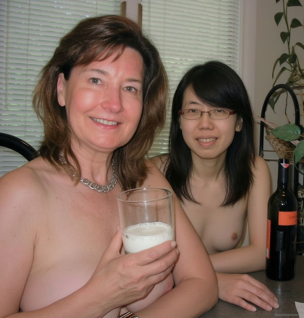 Pornlets-Topless-in-the-Kitchen.jpg